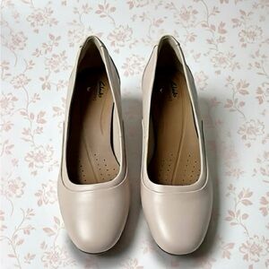 Clarks Women's Cream Loafers